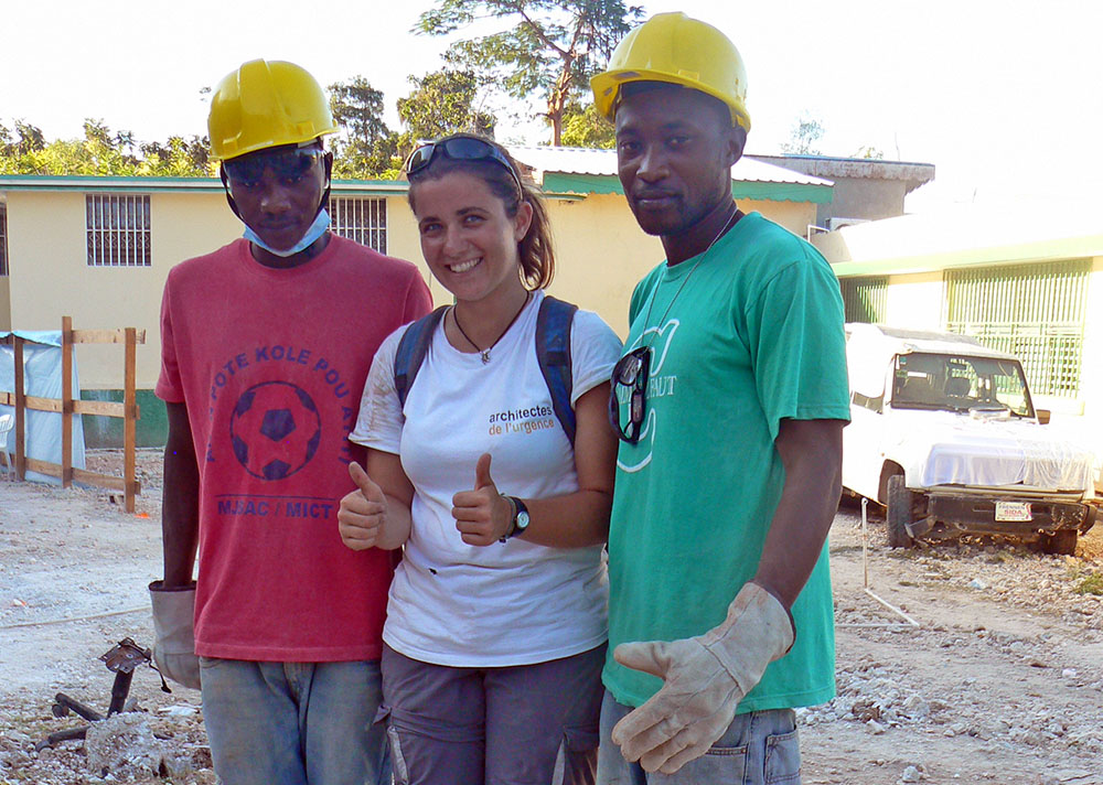 Europejka między dwoma Haitańczykami w kaskach