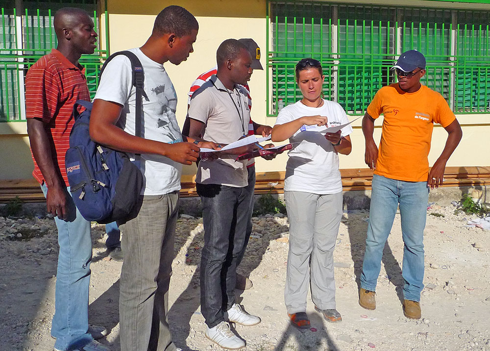 Europejka tłumaczy Haitańczykom plany budowlane