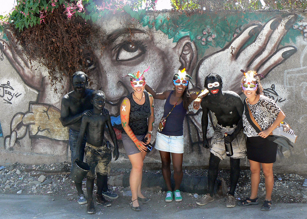 Wymalownali Haitańczycy i Europejki w trakcie święta na Haiti