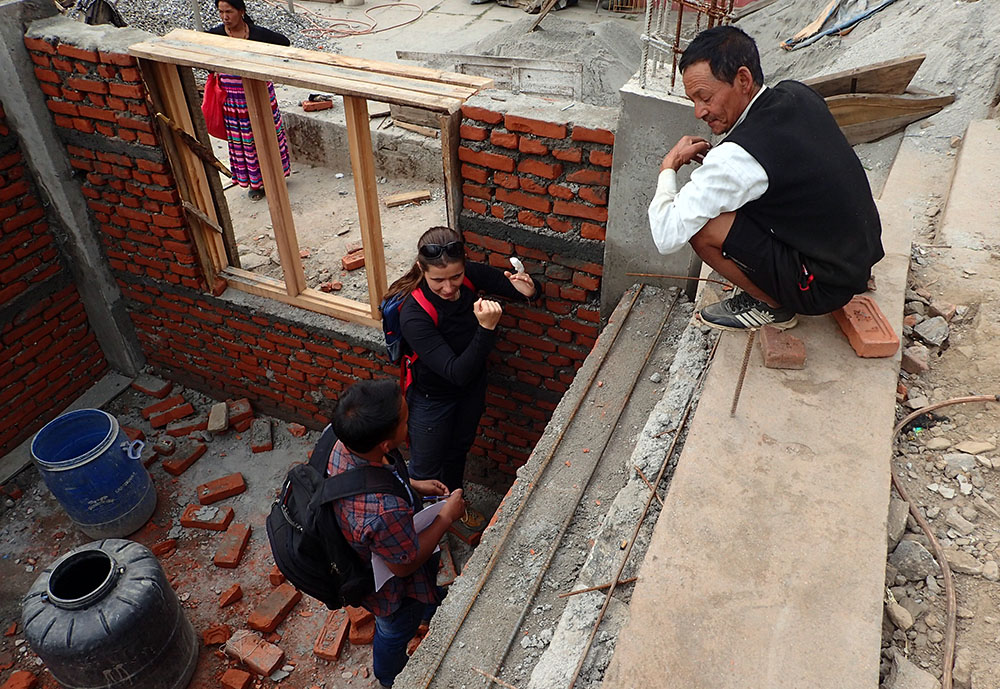 Odbudowa zniszczonego trzęsieniem ziemi domu w Nepalu