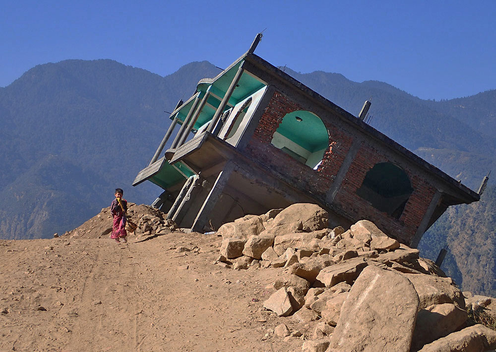 Nepal - dom osunięty na zbocze