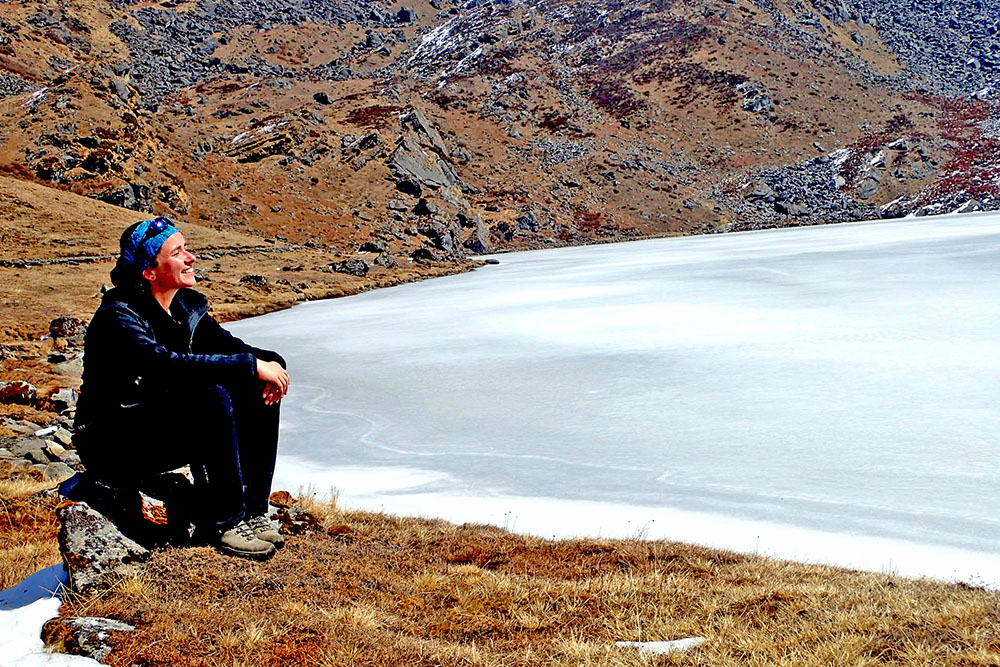 Dziewczyna nad zamarzniętym stawem