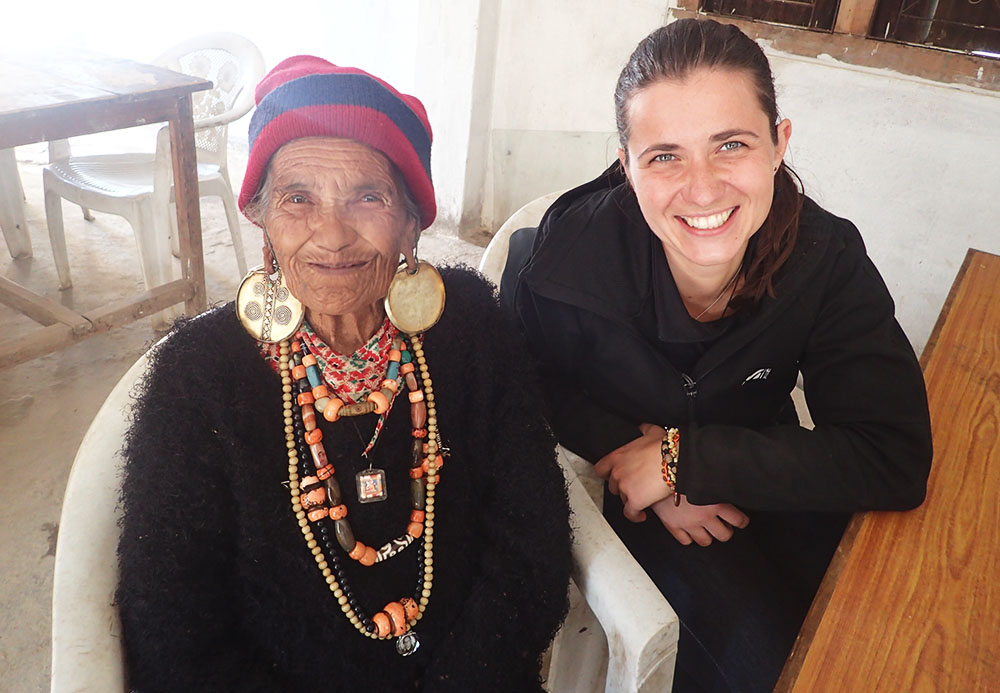 Młoda Europejka i starsza Nepalka