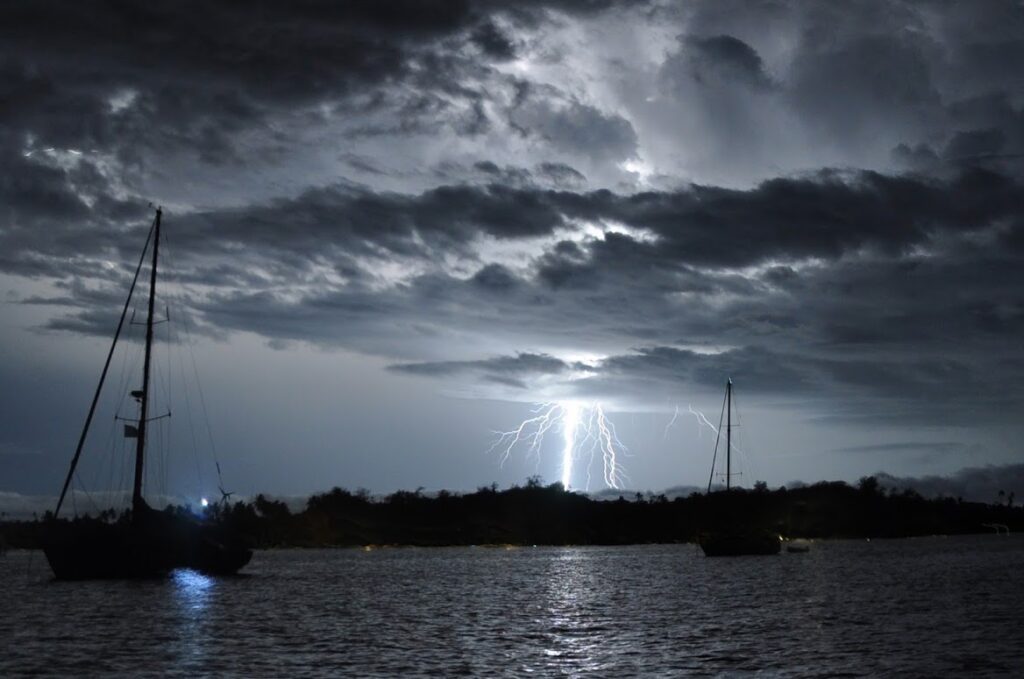 Burza na Pacyfiku - niesamowita błyskawica na tle nocnego nieba